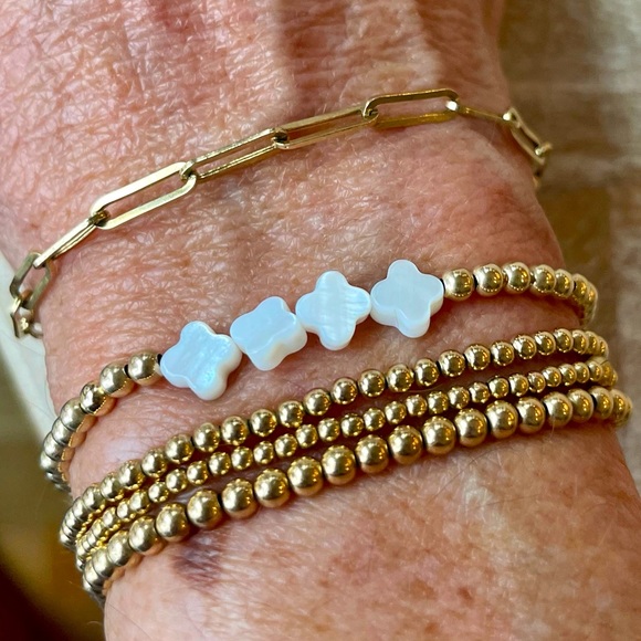 Handmade 14k gold filled stretch shell clover bracelet - Picture 6 of 9